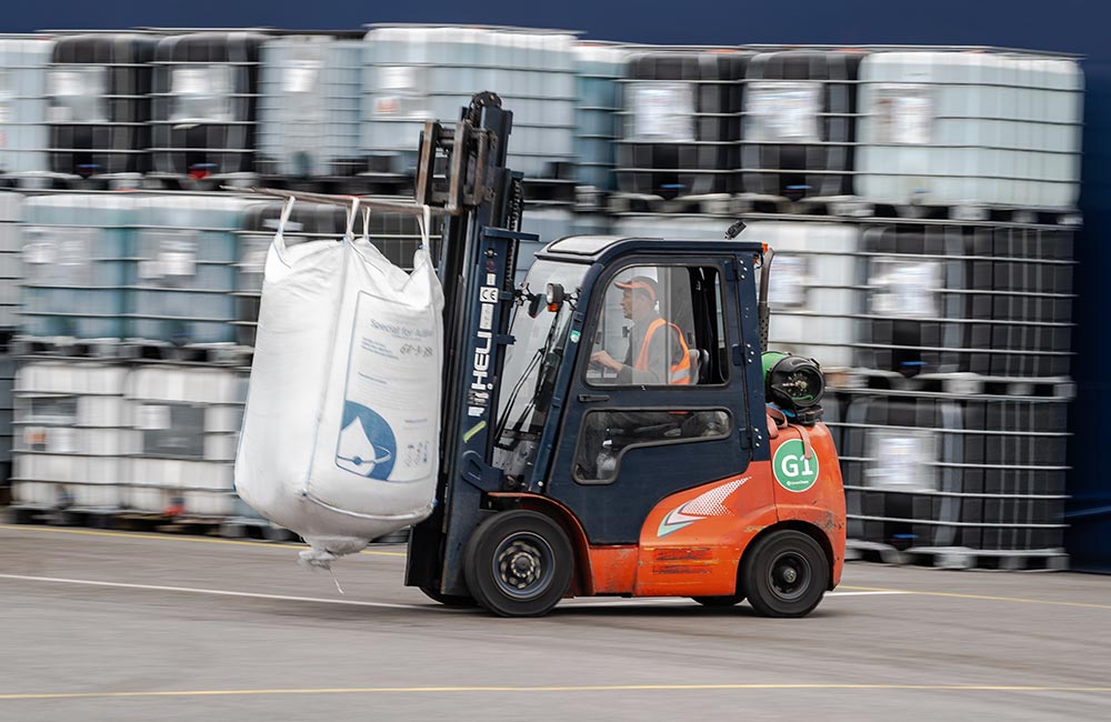 crosschem-industrial-chemicals-forklift